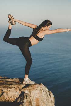 Frau beim morgentlichen Fitnesstraining